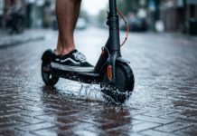 Riasztó adatok az OMSZ közleményében: két hét alatt több, mint 200 rolleres balesethez riasztották őket