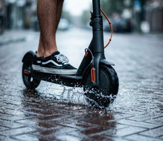 Riasztó adatok az OMSZ közleményében: két hét alatt több, mint 200 rolleres balesethez riasztották őket