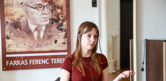 A lány, aki a zenét festménnyé formálta – Interjú Pintér Hannával
