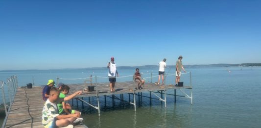 A horgásztáborral indult a nyári szezon a balatonakarattyai üdülőben