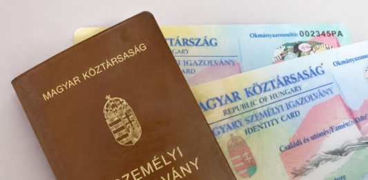 Fontos változás: augusztustól már nem lesznek érvényesek a régi, könyv alakú személyi igazolványok