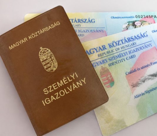 Fontos változás: augusztustól már nem lesznek érvényesek a régi, könyv alakú személyi igazolványok