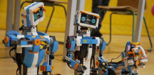 Kis kutatók éjszakája a Kőrösiben: kísérletek, robotok és tudományos kalandok várták a gyerekeket