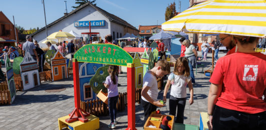 Nyárias időben telt a Szent Mihály-nap a főtéren