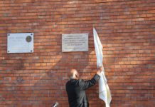 Emléktáblát avattak a dunakeszi konzervgyár egykori épületénél